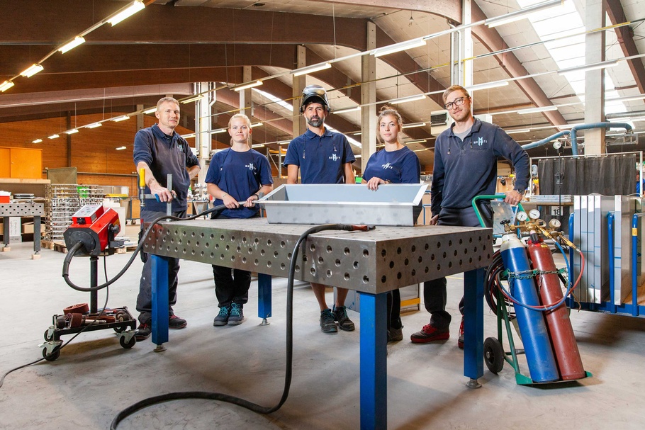 Personen in der Werkshalle von Metagro.