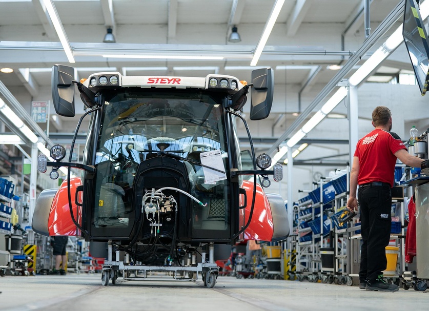 Traktor in Werkstatt