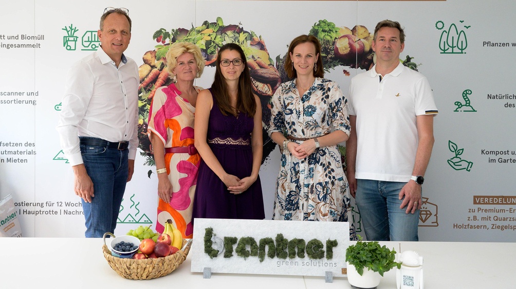 Beim Betriebsbesuch bei „Brantner green solutions“ in Krems, einem Pionier in der Kreislaufwirtschaft: V.l. Brantner-Geschäftsführer Stefan Tollinger, WKNÖ-Direktor-Stv. Alexandra Höfer, KI-Expertin Cornelia Adami, WKÖ-Generalsekretär-Stv. Mariana Kühnel und Brantner-Geschäftsführer Bernd Brantner.