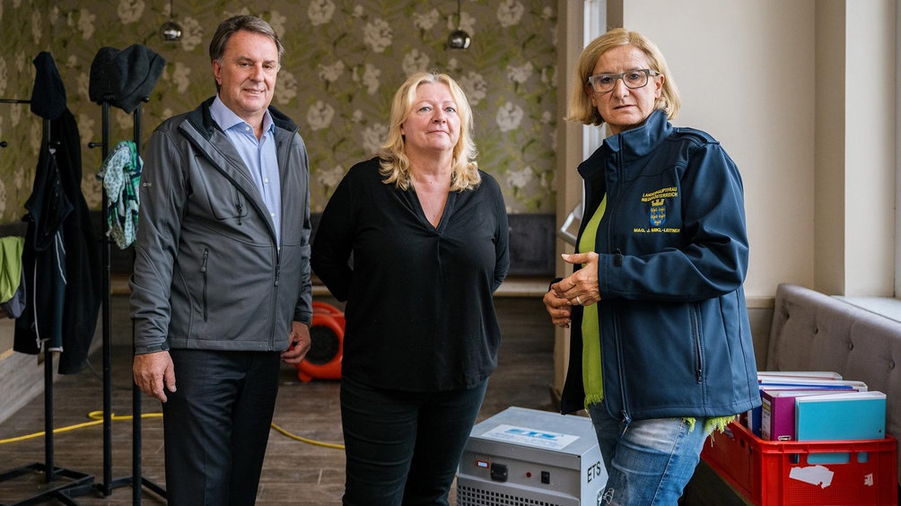 Beim Betriebsbesuch im Café M&M in Pottenbrunn (v.l.): WKNÖ-Präsident Wolfgang Ecker, Café-Betreiberin Michaela Brückler und Landeshauptfrau Johanna Mikl-Leitner.