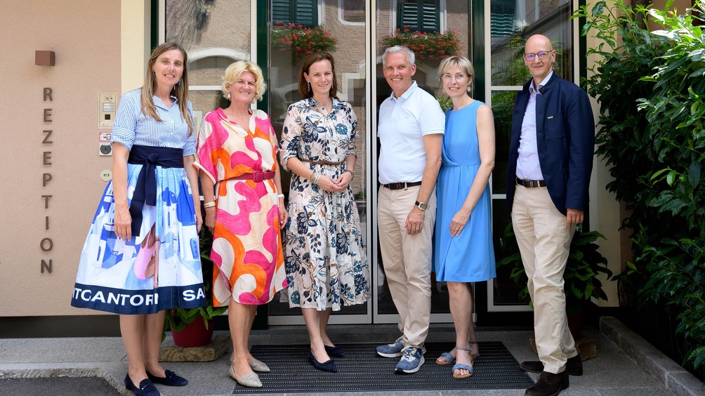 Betriebsbesuch beim Kirchenwirt Wildeis in Weißenkirchen: V.l. Maria Gindl (Stabsabteilung Kammerleitung, WKNÖ), WKNÖ-Direktor-Stv. Alexandra Höfer, WKÖ-Generalsekretär-Stv. Mariana Kühnel, die Wirtsleute Manuela und Christian Wildeis sowie WKNÖ-Direktor Johannes Schedlbauer.