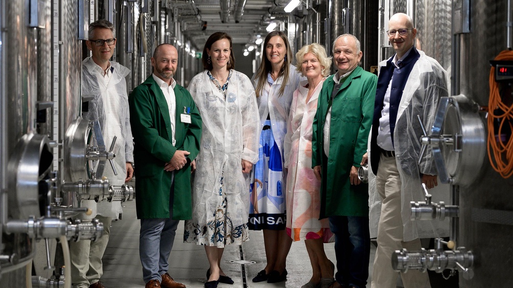 Besuch auf dem Weingut den Winzer Krems eG: V.l. Wolfgang Hamm (Verkaufsleitung Winzer Krems), Stephan Nessl (Marketing und Key Account Manager Winzer Krems), WKÖ-Generalsekretär-Stv. Mariana Kühnel, Maria Gindl (Stabsabteilung Kammerleitung, WKNÖ), WKNÖ-Direktor-Stv. Alexandra Höfer, Florian Stöger, Vorstandsvorsitzender und Obmann Winzer Krems sowie WKNÖ-Direktor Johannes Schedlbauer.