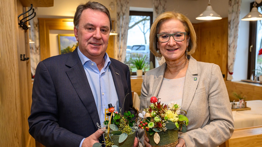 Landeshauptfrau Johanna Mikl-Leitner (re.) und WKNÖ-Präsident Wolfgang Ecker setzen auf nachhaltige Glücksbringer der niederösterreichischen Floristen.