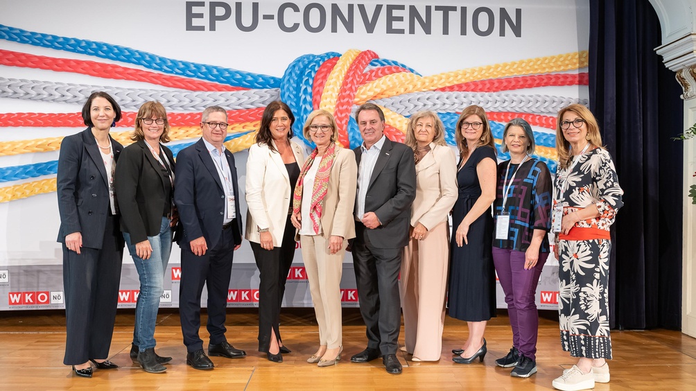 Bei der EPU Convention 2024 im Congress Center Baden (v.l.): Nicole Wöllert (EPU-Beauftragte der WKNÖ), EPU-Ausschussmitglied Astrid Wessely, WKNÖ-Vizepräsident Thomas Schaden, EPU-Sprecherin Birgit Streibel-Lobner, Landeshauptfrau Johanna Mikl-Leitner, WKNÖ-Präsident Wolfgang Ecker sowie die EPU-Ausschussmitglieder Helga Huber, Michaela Habinger, Martina Kerschbaumer und Silvia Rupp.