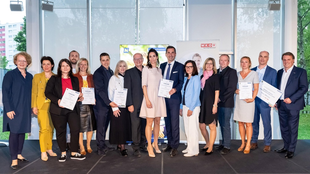Die Erstplatzierten aller fünf Kategorien, Ronge & Partner GmbH, PRISMA solutions EDV Dienstleistungen GmbH, Sonnentor Kräuterhandelsgesellschaft mbH, acib GmbH und das Universitätsklinikum St. Pölten mit Familien-Landesrätin Christiane Teschl-Hofmeister, Geschäftsführerin der NÖ Familienland GmbH und Jury-Vorsitzende Barbara Trettler und WKNÖ-Präsident Wolfgang Ecker.