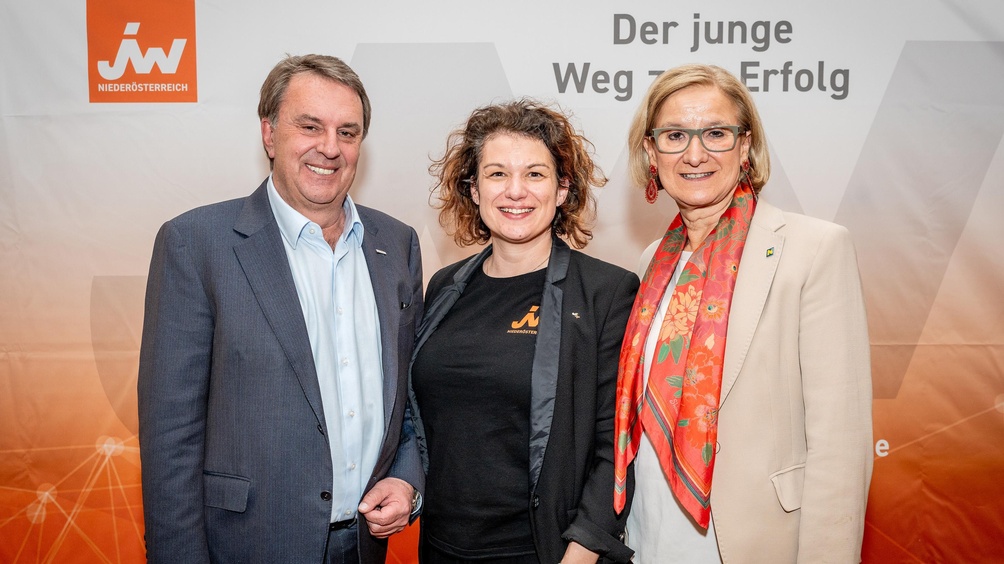 Wirtschaftskammer NÖ-Präsident Wolfgang Ecker (v.l.), Junge Wirtschaft NÖ-Vorsitzende Katharina Alzinger-Kittel und Landeshauptfrau Johanna Mikl-Leitner tauschten sich beim Wirtschaftstalk am Jungunternehmertag aus.