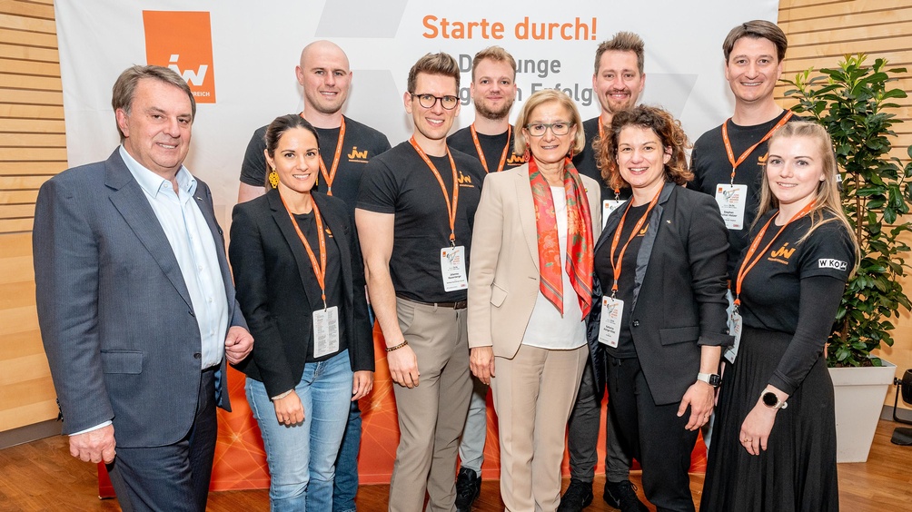 Gestalten gemeinsam die junge Unternehmerlandschaft in Niederösterreich: Wirtschaftskammer NÖ-Präsident Wolfgang Ecker (v.l.), Anja Rechberger, Patrick Mayer, Johannes Hausenberger und Andreas Karner (Landesvorstand der Jungen Wirtschaft NÖ), Landeshauptfrau Johanna Mikl-Leitner, Junge Wirtschaft Landesvorsitzende-Stellvertreter Philipp Monihart, Junge Wirtschaft NÖ-Vorsitzende Katharina Alzinger-Kittel, Junge Wirtschaft Landesvorsitzende-Stellvertreter Stephan Pichler-Holzer und Junge Wirtschaft NÖ-Geschäftsführerin Christina Hiesberger.
