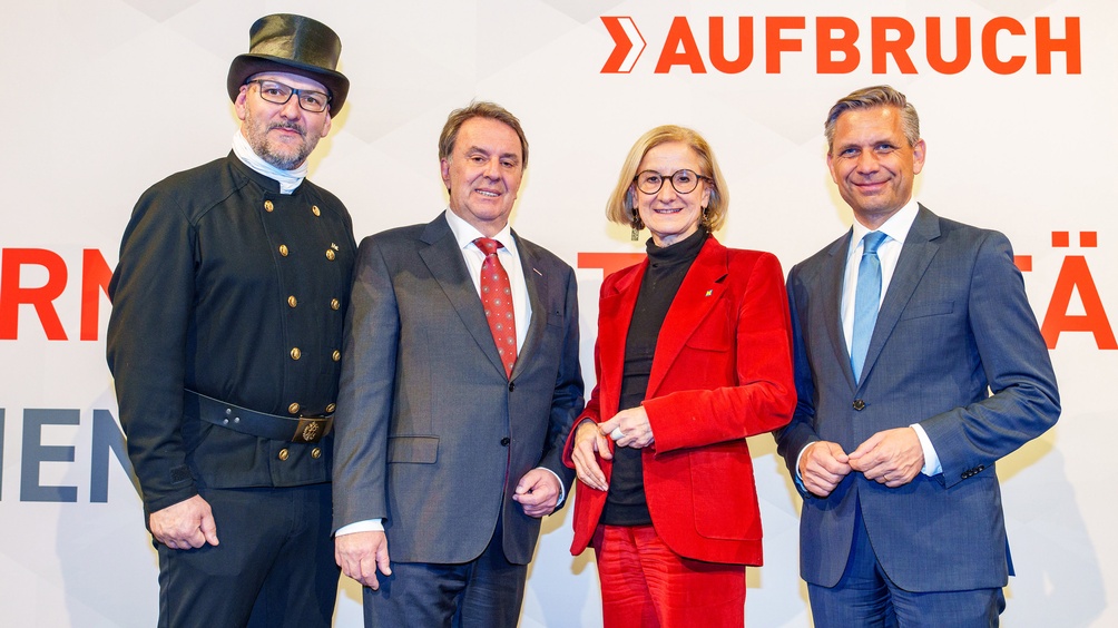 V.l.: Landesinnungsmeister NÖ Rauchfangkehrer Matthias Vetiska, WKNÖ-Präsident Wolfgang Ecker, Landeshauptfrau Johanna Mikl-Leitner und Wirtschaftsminister Wolfgang Hattmannsdorfer.