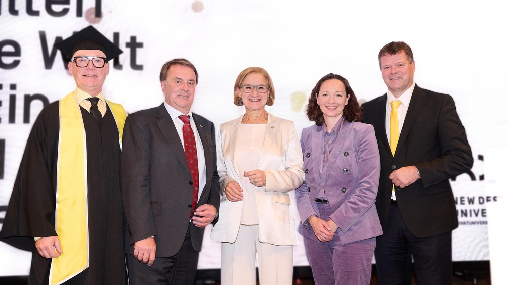 Feierten das 20-jährige Bestehen der NDU (v.l.): NDU-Rektor Herbert Grüner, WKNÖ-Präsident Wolfgang Ecker, Landeshauptfrau Johanna Mikl-Leitner, Universitätsrats-Vorsitzende Theresa Ludwiger-List und NDU-Prorektor Johannes Zederbauer.