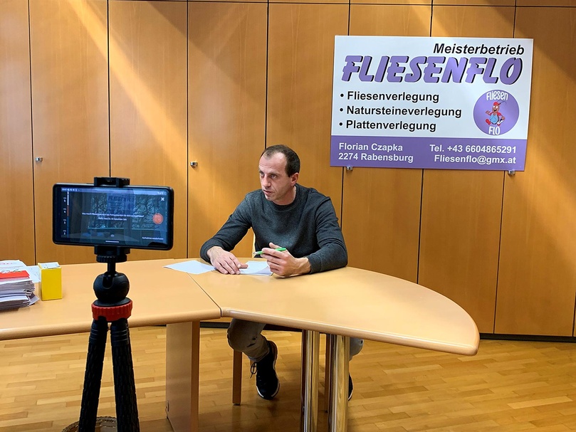 "Fliesenflo" Florian Czapka beim whatchado-Videodreh in der Bezirksstelle Mistelbach.