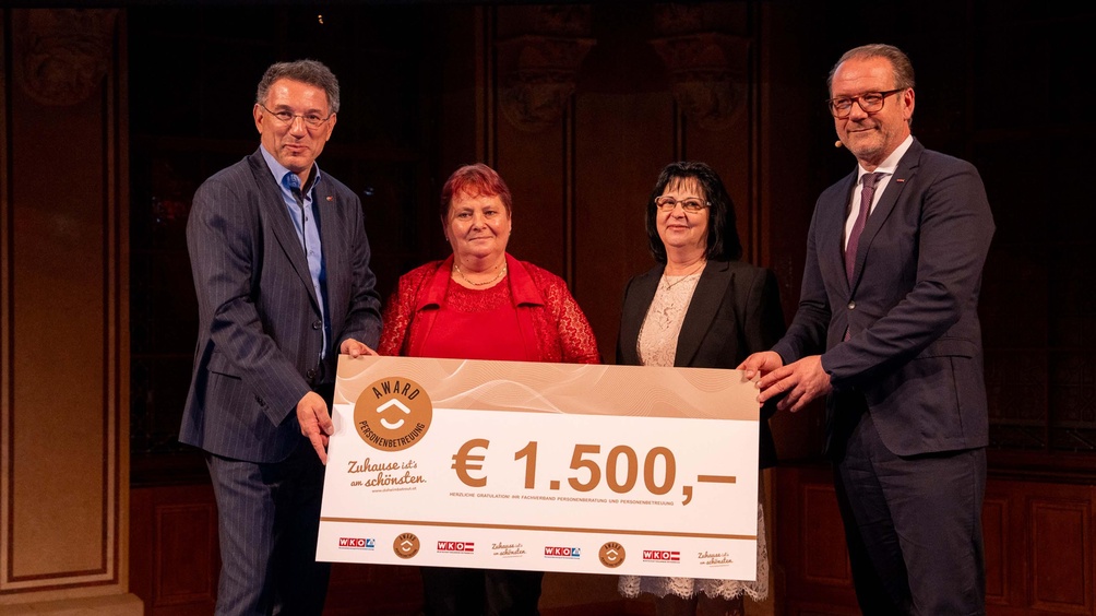 WKNÖ-Fachgruppenobmann Robert Pozdena, Irina-Ileana Balla, Lenuta Cioban und Fachverbandsobmann Andreas Herz.