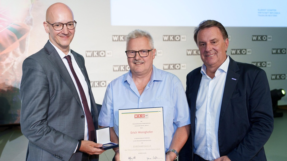 WKNÖ-Direktor Johannes Schedlbauer (l.) und WKNÖ-Präsident Wolfgang Ecker (r.) überreichten Erich Wenighofer die Ehrenmedaille der Wirtschaftskammer NÖ.