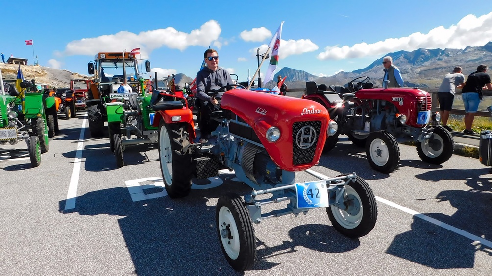 Geschafft, der umgebaute E-Traktor mit Lehrling Daniel Adelberger am Steuer auf der Spitze der Großglockner-Hochalpenstraße