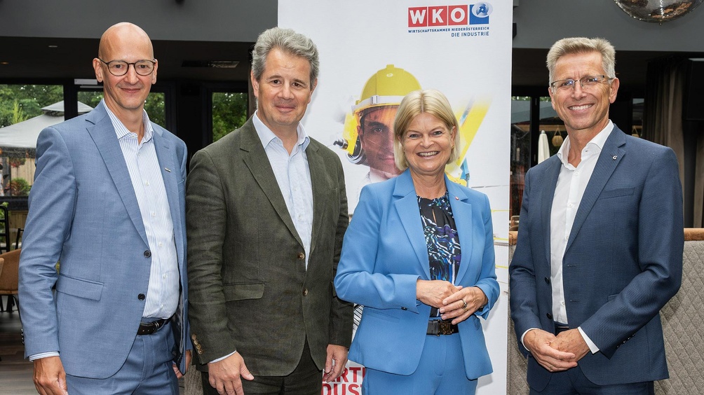Beim Industrielunch in St. Pölten (v.l.): WKNÖ-Direktor Johannes Schedlbauer, WKNÖ-Vizepräsident Thomas Salzer, Verteidigungsministerin Klaudia Tanner und WKNÖ-Industrie-Spartenobmann Helmut Schwarzl.