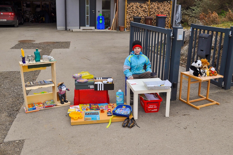 Max Spiess mit seinem ersten "Unternehmen", dem Verkaufsstand vor seinem Elternhaus.