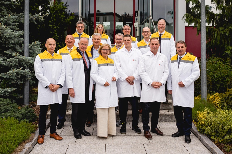 Unterhielten sich über aktuelle Themen (vorne, v.l.): Dominik Dietrich (Fachgruppengeschäftsführer Metalltechnische Industrie), Fachgruppenobmann Veit Schmid-Schmidsfelden, Landeshauptfrau Johanna Mikl-Leitner, Wolfgang Kitzler (Managing Director, Constantia Teich GmbH Weinburg), Daniel Winkler (EVP Aluminium Division & Sustainability) und WKNÖ-Präsident Wolfgang Ecker sowie die MTI-Ausschussmitglieder (2. Reihe, v.l.) Rudolf Vogl, Stefan Penz, Gregor Glatz, Rainer Weingraber und (3. Reihe, v.l.) Bernhard Dichtl, Michaela Hauss (WKNÖ, Sparte Industrie), Spartengeschäftsführer Alexander Schrötter und MTI-Ausschussmitglied Dieter Nemetz.