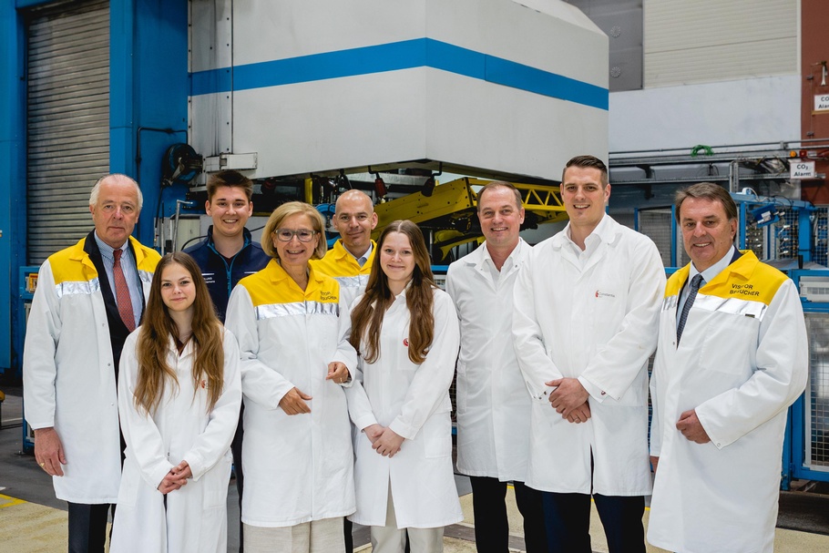 Beim Rundgang (v.l.): MTI-Fachgruppenobmann Veit Schmid-Schmidsfelden, die Lehrlinge Sophie Bugl und Clemens Stuphann, Landeshauptfrau Johanna Mikl-Leitner, MTI-Fachgruppengeschäftsführer Dominik Dietrich, Lehrling Nadine Fahrngruber, Daniel Winkler (EVP Aluminium Division & Sustainability), Wolfgang Kitzler (Managing Director, Constantia Teich GmbH) und WKNÖ-Präsident Wolfgang Ecker.