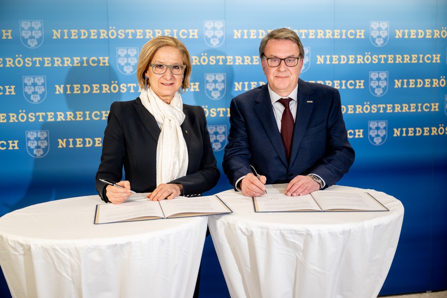 Landeshauptfrau Johanna Mikl-Leitner und Wirtschaftskammer NÖ Präsident Wolfgang Ecker unterzeichneten die Verlängerung für die NAFES-Aktion.