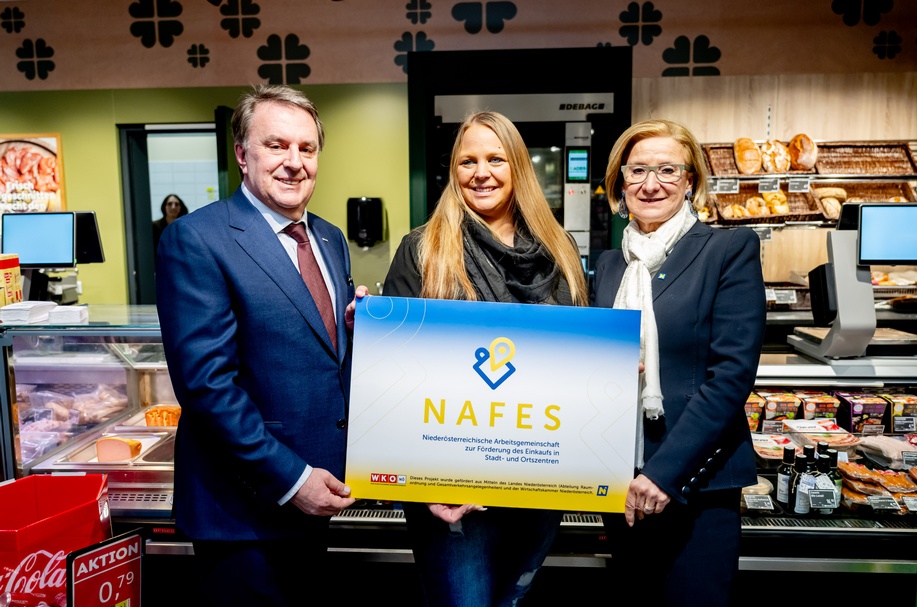 Wirtschaftskammer NÖ Präsident Wolfgang Ecker, ADEG-Kauffrau Daniela Kern und Landeshauptfrau Johanna Mikl-Leitner beim Rundgang durch den ADEG-Markt in Krummnußbaum.