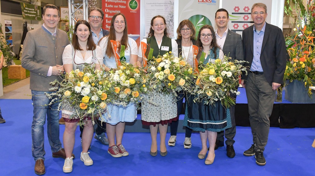 Herzliche Gratulationen für Niederösterreichs beste Floristenlehrlinge 2024 – v.l. LAbg. Christoph Kaufmann, Valentina Pichler (4. Platz), Landesinnungsmeister Thomas Kaltenböck, Selina Hogl (3. Platz), Lisa Schnabler (2. Platz), AK NÖ-Vizepräsidentin Angela Fischer, Stefanie Kranzl (1. Platz), NÖ Bildungsdirektor Karl Fritthum und Messe Tulln-Geschäftsführer Wolfgang Strasser.