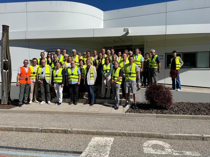 Gruppenfoto in gelben Warnwesten vor Team7