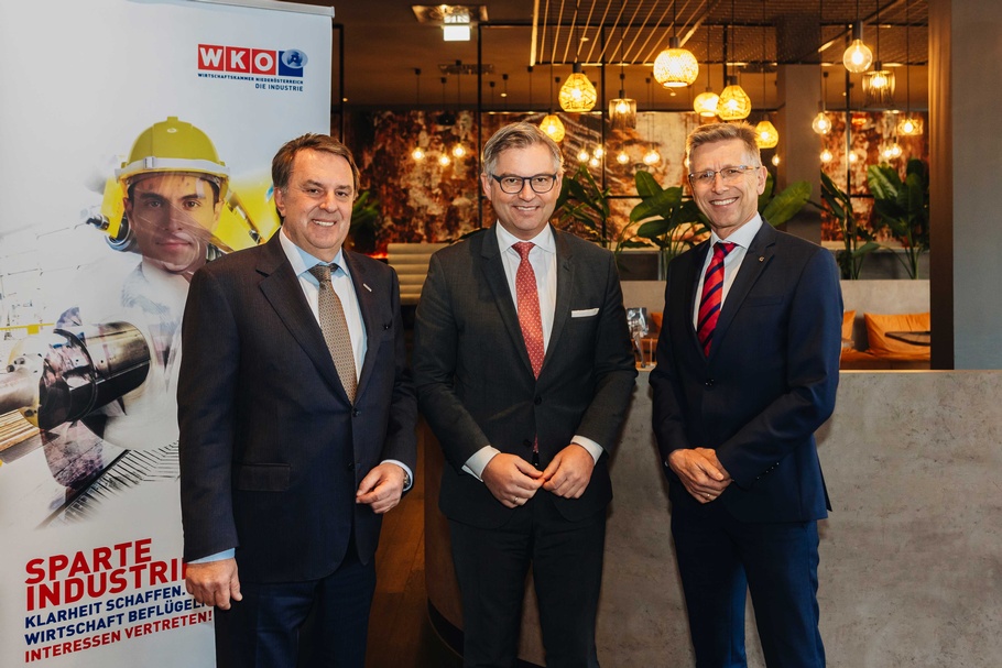 WKNÖ-Präsident Wolfgang Ecker, Finanzminister Magnus Brunner und Spartenobmann Helmut Schwarzl beim Industrielunch der Sparte Industrie der WKNÖ (v.l.n.r.)