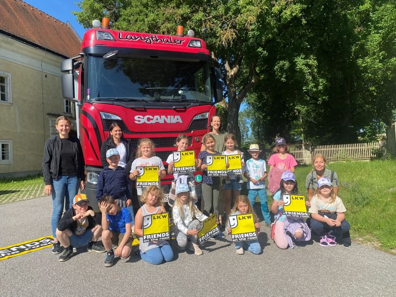 Klasse vor LKW