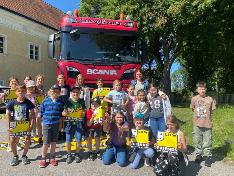 Klasse vor LKW
