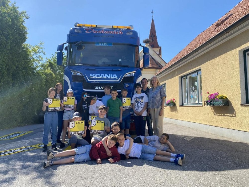 Klasse vor LKW