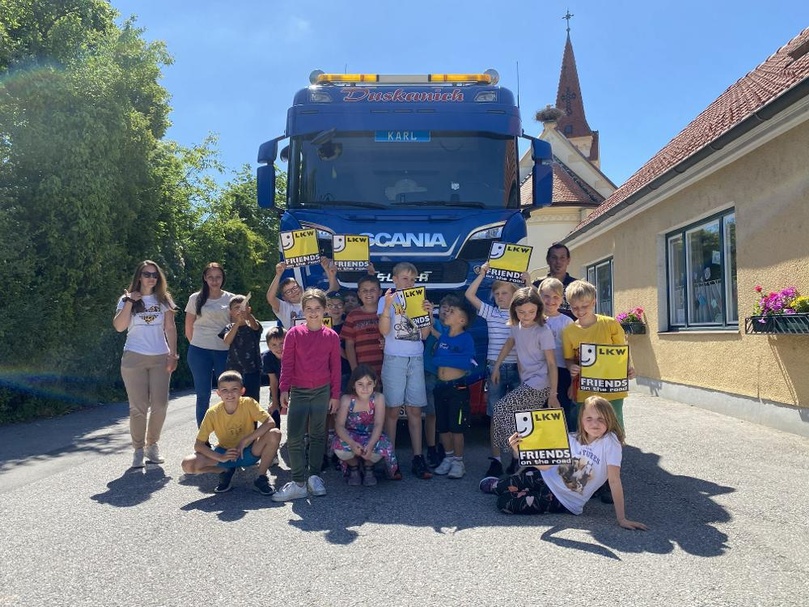 Klasse vor LKW