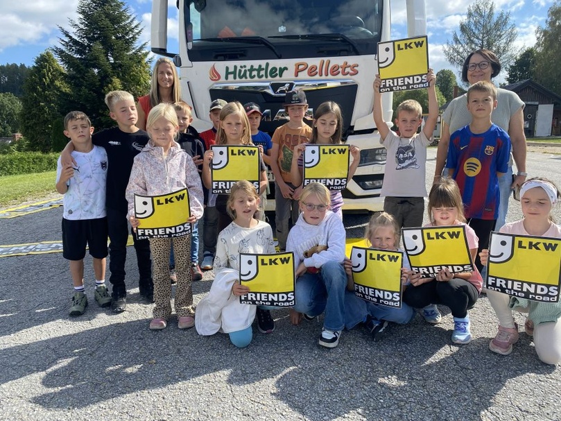 Klasse vor LKW