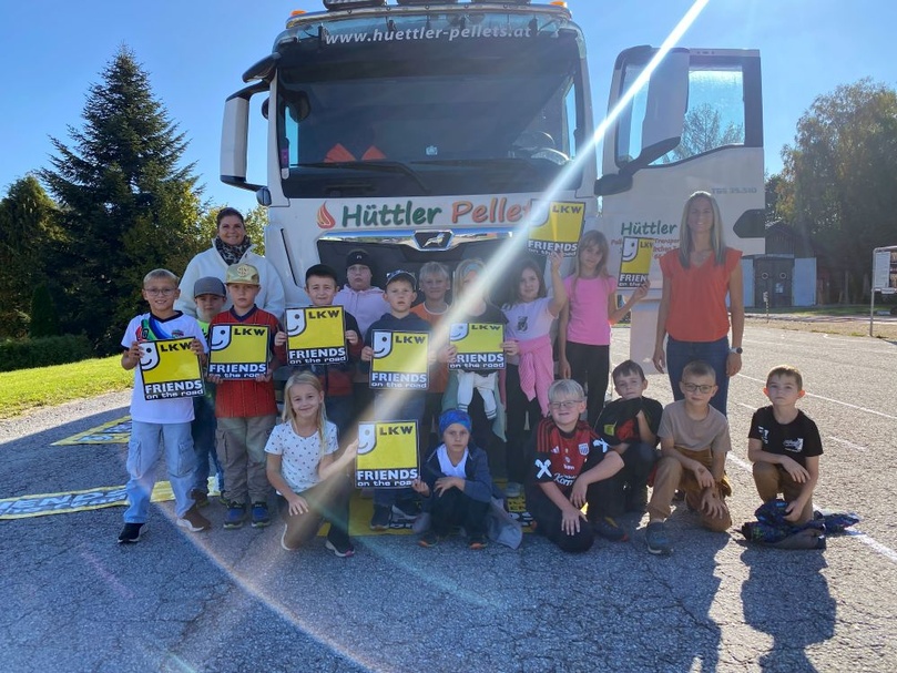 Klasse vor LKW