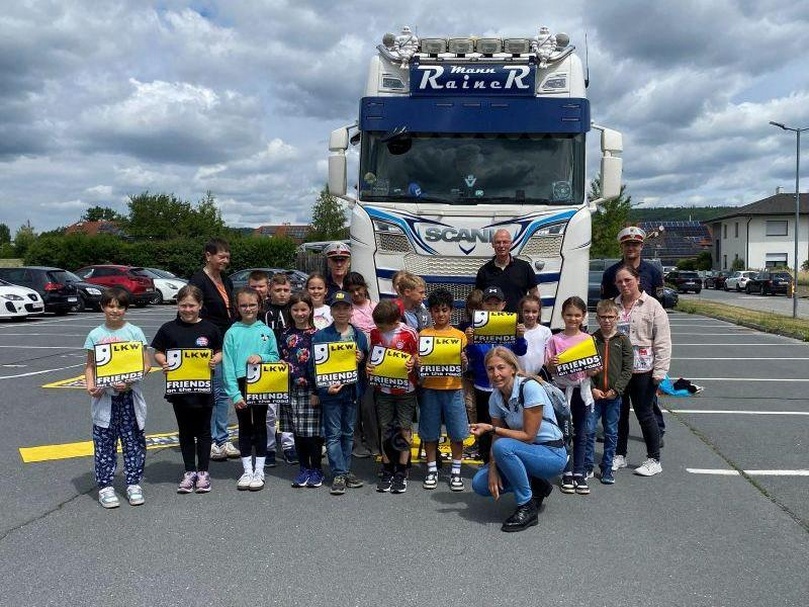 Klasse vor LKW