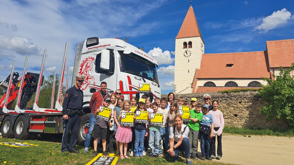 Klasse vor LKW