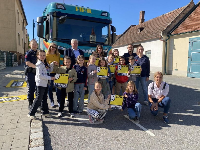 Klasse vor LKW