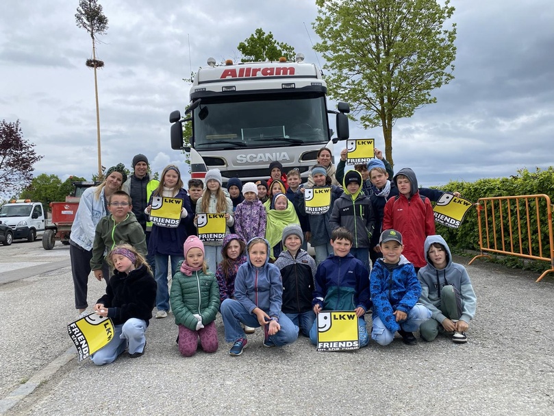 Klasse vor LKW