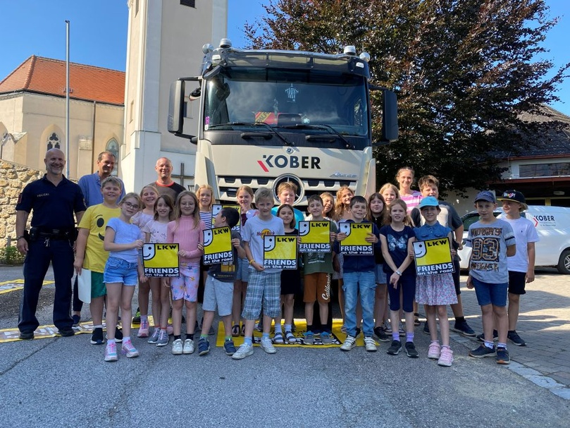 Klasse vor LKW