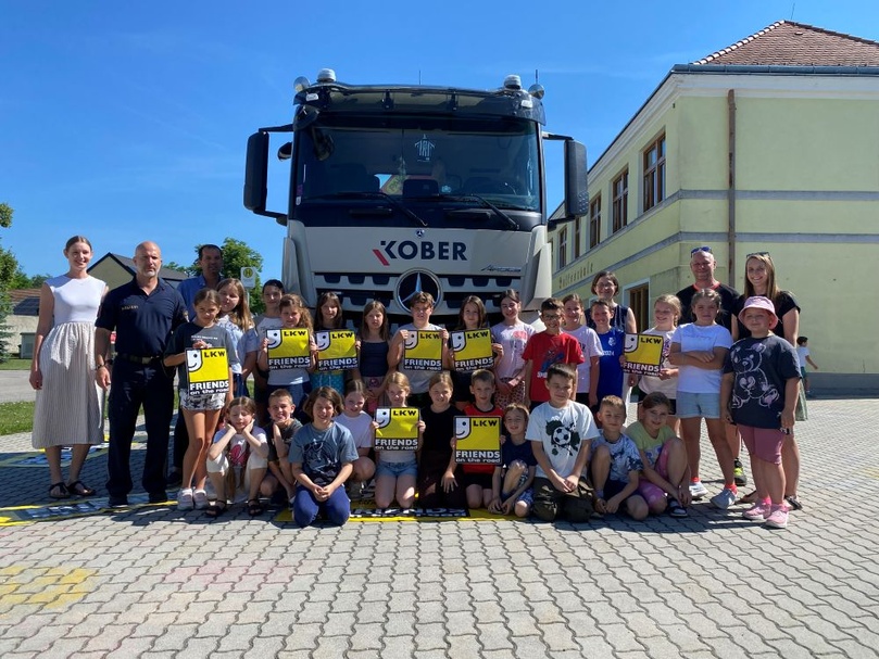 Klasse vor LKW