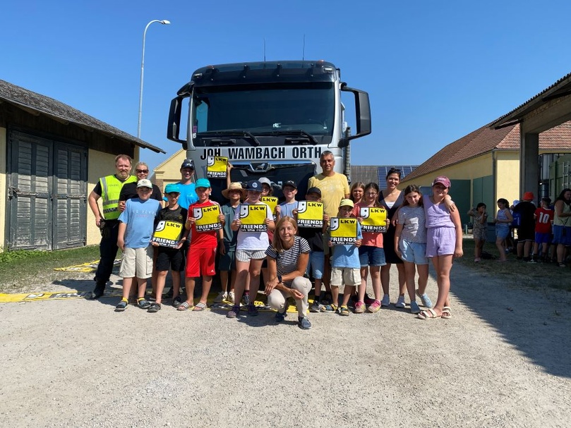 Klasse vor LKW