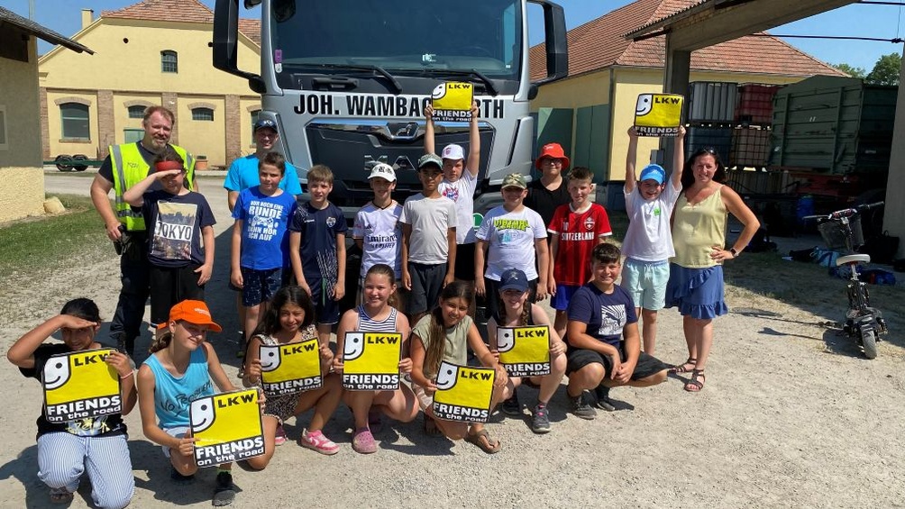 Klasse vor LKW