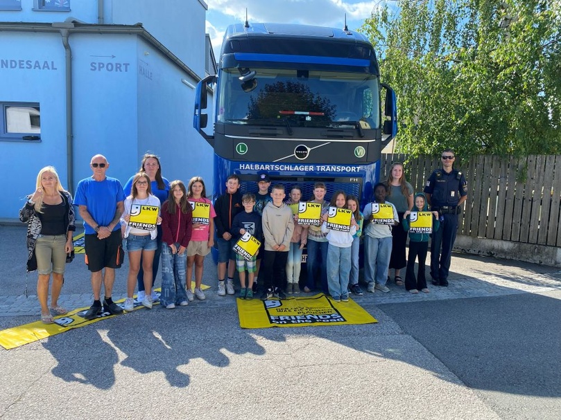 Klasse vor LKW