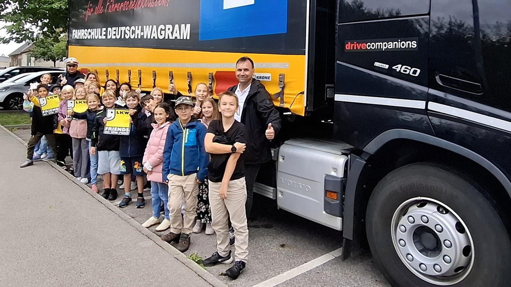 Schüler, Polizei, LKW