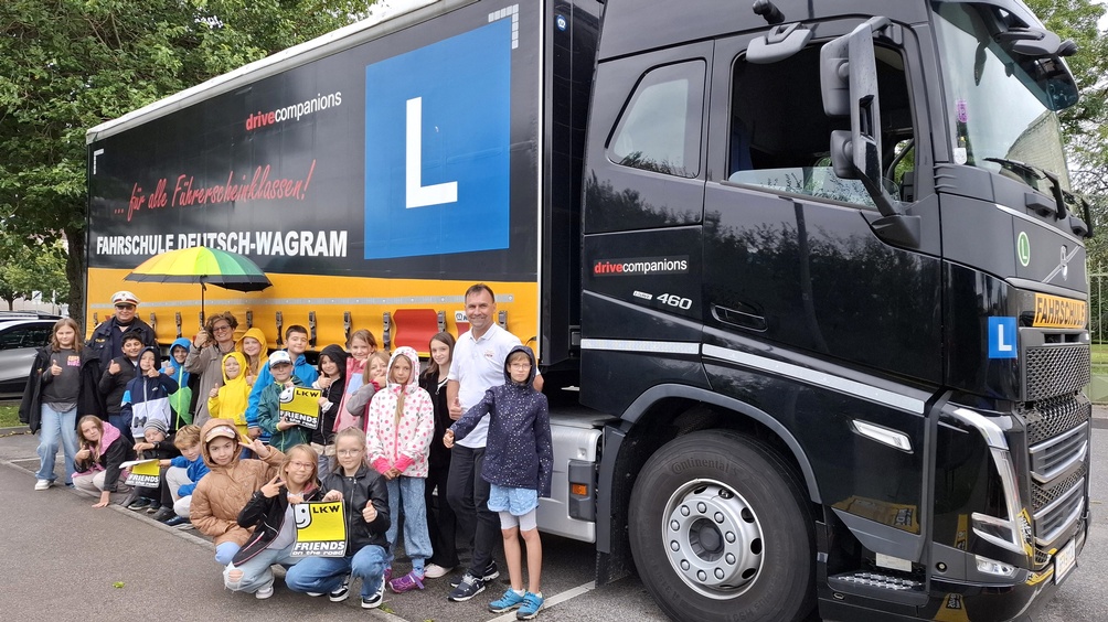 Schüler, Polizei, LKW