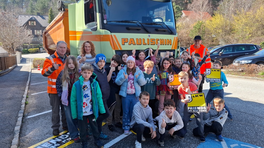 Volkschulkinder mit LKW