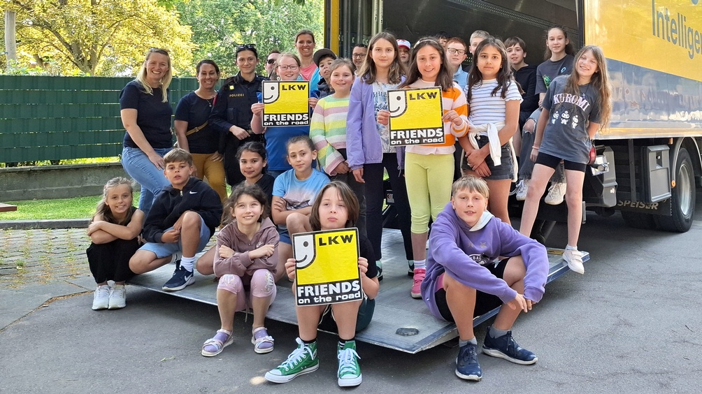 Bilder der Schüler mit dem LKW