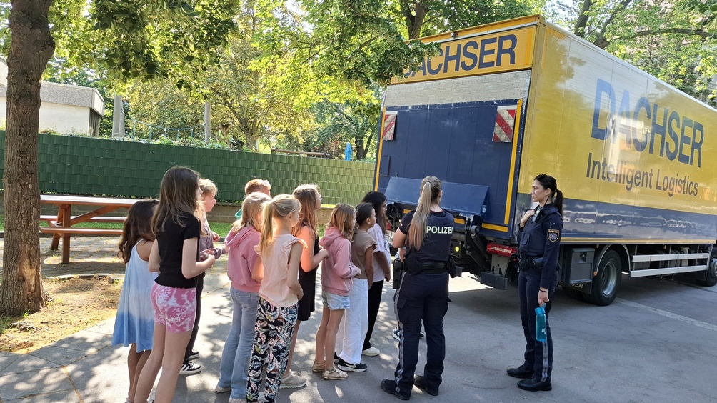 Bilder der Schüler mit dem LKW