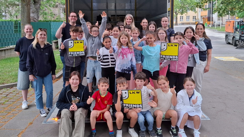 Bilder der Schüler mit dem LKW