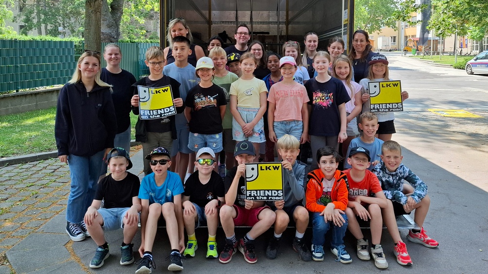 Bilder der Schüler mit dem LKW