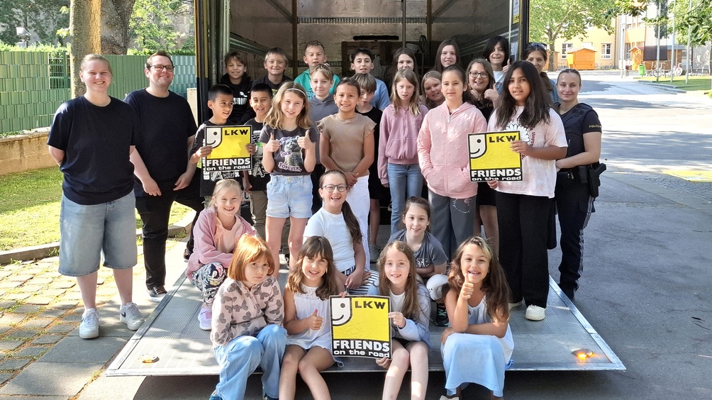 Bilder der Schüler mit dem LKW