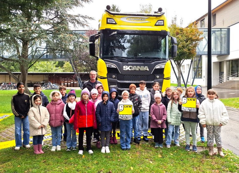 Klasse vor LKW